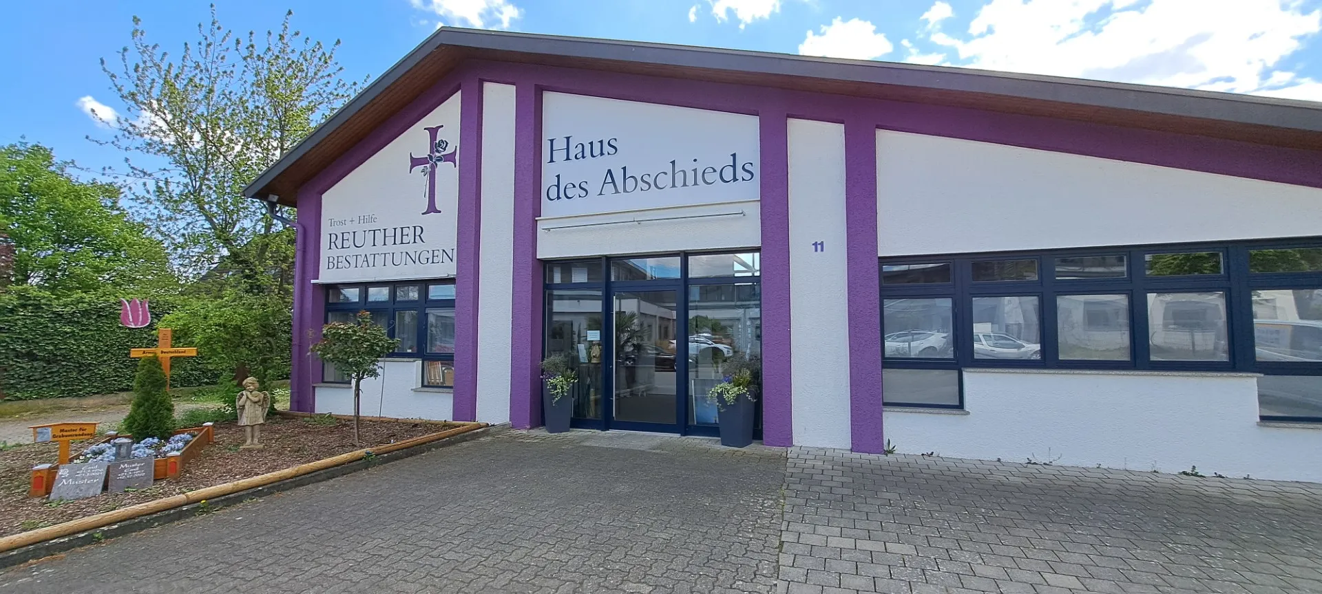 Außenaufnahme Gebäude Peter Reuther Bestattungen 